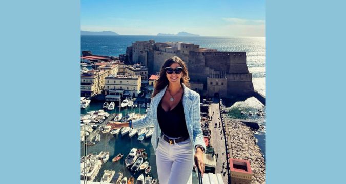 Claudia Conte presenta “La Voce di Iside” al Caffè Gambrinus di Napoli: un evento per educare e ispirare le nuove generazioni
