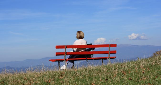 Una Panchina Rossa a Bagnoli: simbolo di rinascita e lotta contro la violenza di genere