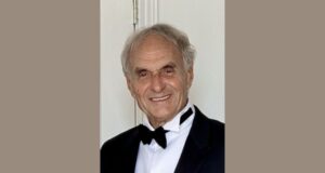 Enzo Sisti riceve l’Italy for Movies Award al Castello Aragonese durante l’Ischia Film Festival 2025