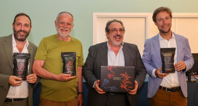 Linea Sapiente Kimbo: packaging con sirena Partenope e caffè Specialty in tre varianti Incanto, Mistero e Stupore.
