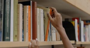 “Scaffale”: la nuova rivoluzione cartacea di Bibliotheka per le librerie italiane