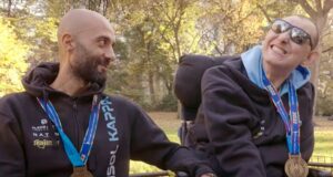 Dario Leo spinge la carrozzina del fratello Franco durante la Maratona di New York nel docufilm "Vamos".