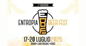 Spettatori al tramonto durante un concerto folk all’Entropia Beer Fest di Pompei