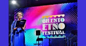 Noa al Cilento Etno Festival mentre ascolta il suono delle campane per la pace