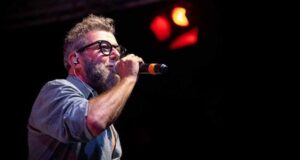 Paolo Vallesi nel videoclip di L’Isola il mare e Te