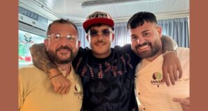 Ciro e Salvatore Poppella durante il buffet alla terrazza VIP del concerto di Geolier