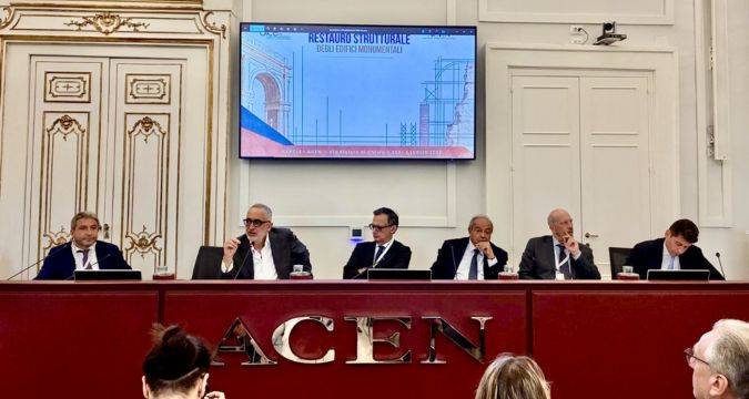 Discussione su economia del restauro e politiche pubbliche durante convegno a Napoli