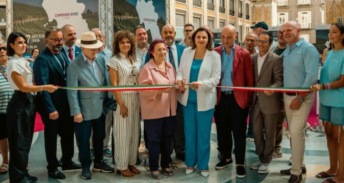 Campania.Wine 2026, pubblico e aziende vitivinicole nella Galleria Umberto I di Napoli