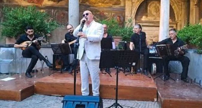 Pisapia & Gruppo Smeraldo in concerto al Chiostro di Santa Maria La Nova a Napoli