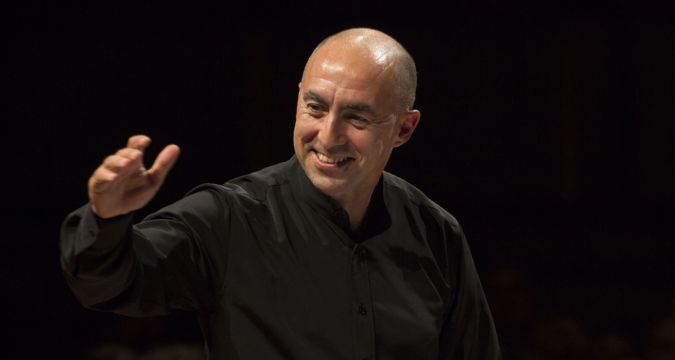 Marco Angius dirige l’Orchestra dell’Accademia Teatro alla Scala nel concerto inaugurale della stagione musicale a Napoli.