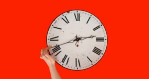 Cambio dell’ora legale 2027 con lancette dell’orologio spostate avanti