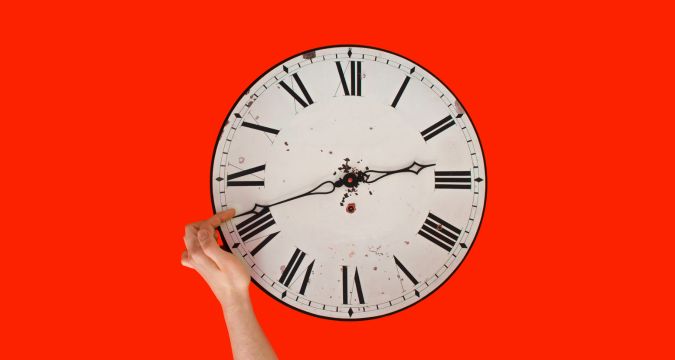 Cambio dell’ora legale 2027 con lancette dell’orologio spostate avanti