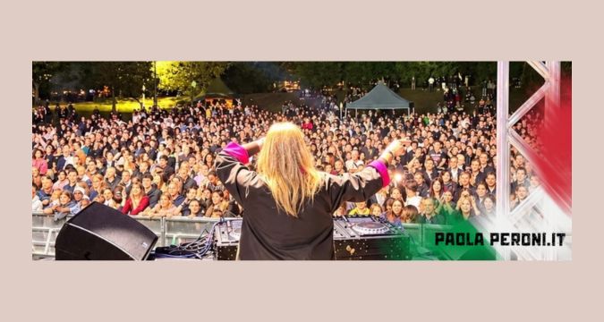 Paola Peroni DJ e produttrice musicale durante un'esibizione